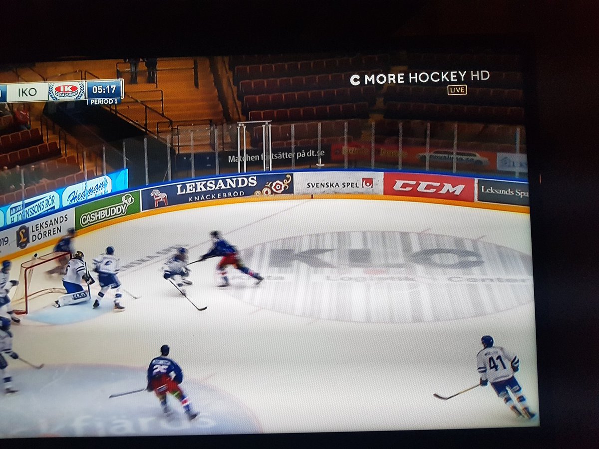 Så märkligt. Sveriges mest folkkära hockeylag. Med runt 10 miljoner svenska fans. Men oftast tomt på läktarna. Trots viktiga kval. Märkligt.