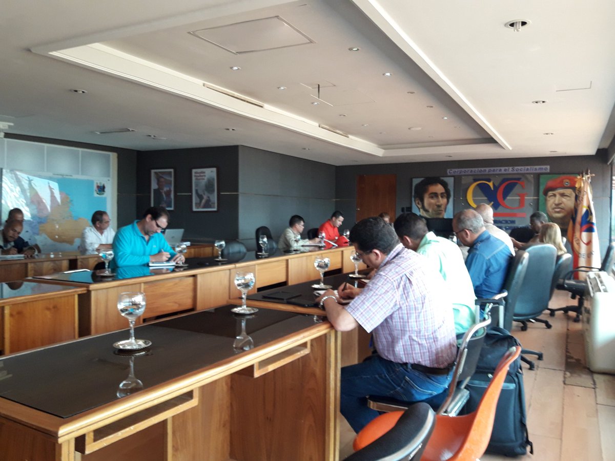 Sidor_oficial's tweet photo. Vcpta de Desarrollo Industrial de CVG y presidenta de la CSV @AnglicaBarroso2 realiza reunión de seguimiento a la gestión operativa y productiva de las industrias básicas #TrabajoProductivo #ProduciendoJuntosPodemosMás https://t.co/YbE9Ghncv1