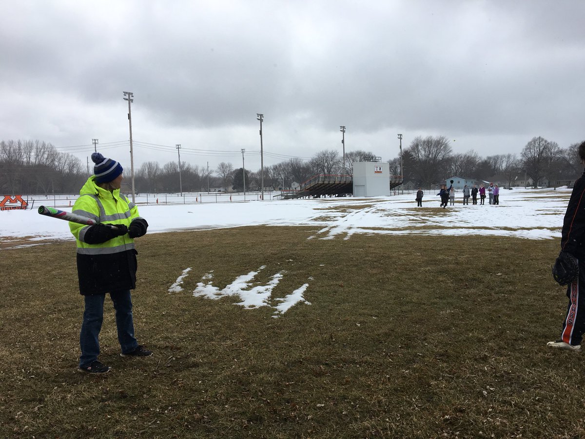MadeliaSoftball's tweet photo. Outdoor practice on the first day of spring! #diehards https://t.co/IYgVI0A34t