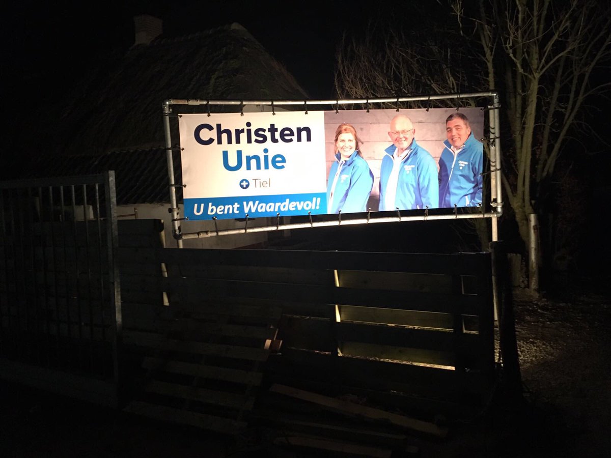 Wat ontzettend lief, hebben mijn buren een grote bouwlamp op mijn spandoek gezet, je ziet hem nu zelfs vanaf de snelweg <a href="/CU_Tiel/">ChristenUnie Tiel</a> <a href="/StadsTVTiel/">RegioTV Tiel</a> <a href="/dgbetuwe/">De Gelderlander</a>, hoezo goede buren😀😀😀
