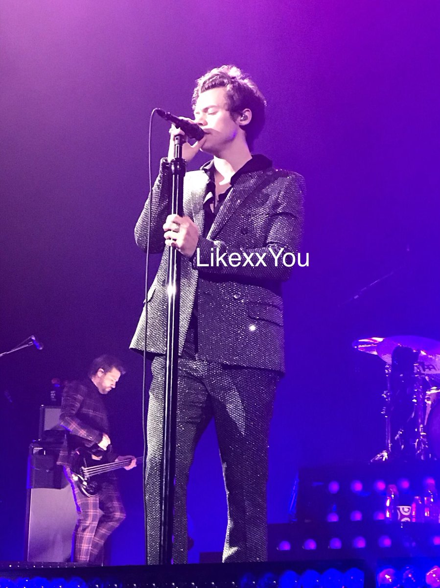 One week... Please take me back to #HarryStylesLiveonTourParis 😭♥️