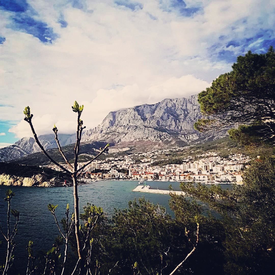 SolCroatia's tweet photo. Uhvatite trenutak za sebe i uživajte u njemu! @makarskamoments #makarska #makarskamoments #makarskarivierabeaches #osejava #poluotoksvpetarmakarska #biokovo⛰ #lukobran #makarskaharbour #rivanajlipša #bitćedajeneštoutommoru #clouds☁ #primavera🌸 #pinetrees🌲 #figtrees https://t.co/O6VYbdnHMY