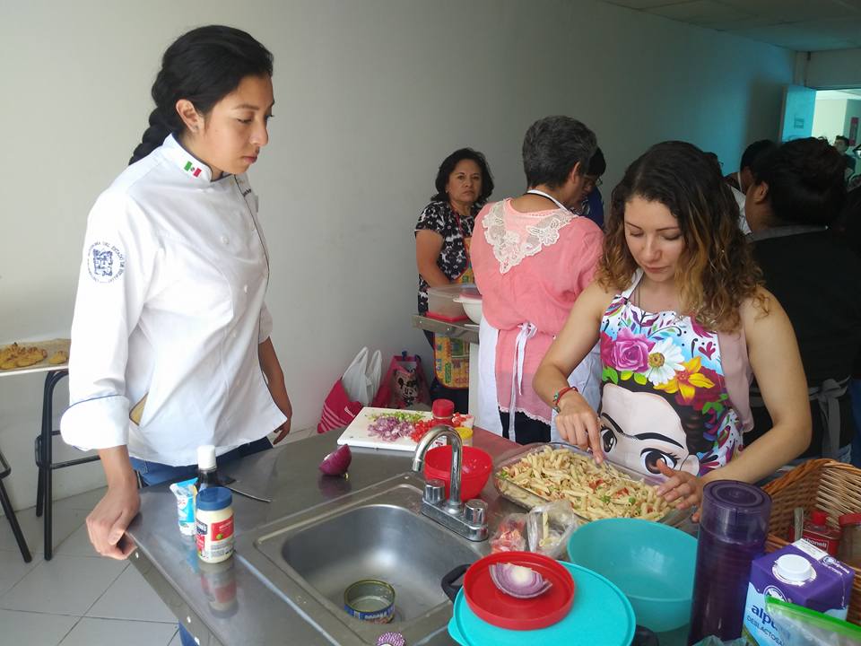 FHidalguense_ac's tweet photo. Hoy en #CocinaSaludable la Chef Paloma Samperio, la Chef Ana García y las alumnas prepararon "Hot cakes de avena" y "Ensalada de coditos con atún acompañado de Vinagreta de yogur".

#CENCAH
#CapacitaciónFH
#UAEH 
#FelizMartes https://t.co/aSnHaGsble