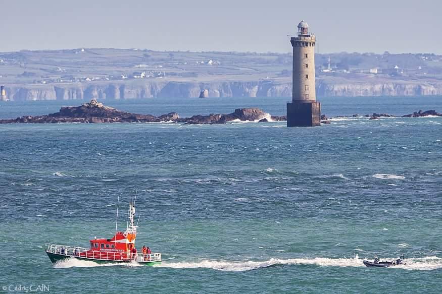 cain_cedric's tweet photo. Remorquage par le canot SNSM de l’île d’Ouessant d’un semi-rigide dans le passage du Fromveur, non loin du phare de Kéréon.
#snsm #ouessant #kereon #phare #pharesetbalises #pharedekereon #lighthouse_world #sauvetage #fromveur #canotdesauvetage #lumieresdouessant #cedriccain https://t.co/lkuF3bRQJJ