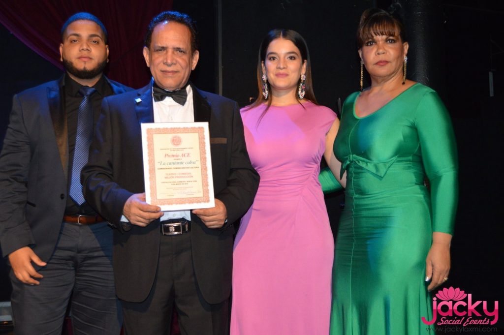 Premios ACE reconoce a la "Cantante Calva" - diariodigital.com.do/2018/03/20/pre…