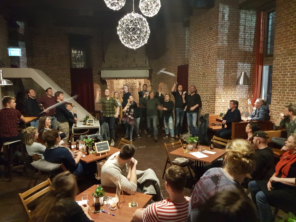 WimSchluter's tweet photo. Vliegtuigjes gooien bij kroegkwis van @KamperEvents in de poort.Ook Kampen!! https://t.co/x9vQpuFR1A