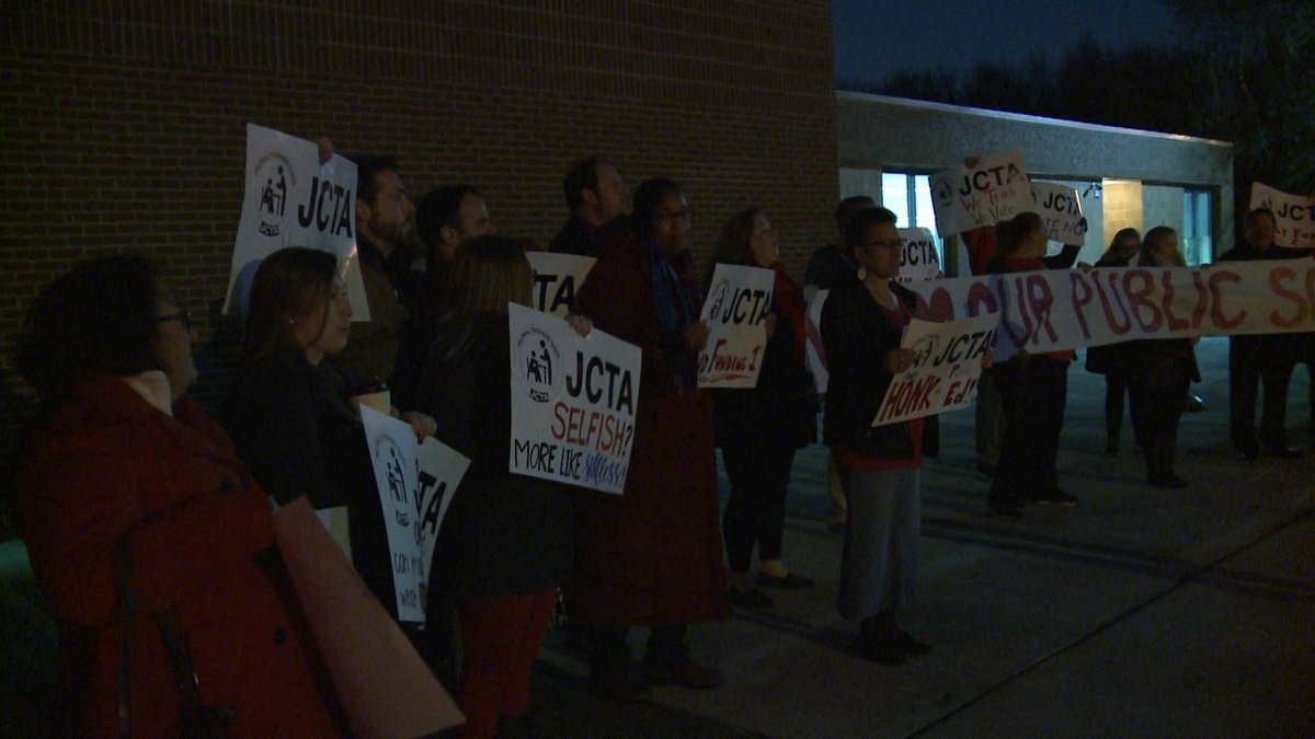 WLKY's tweet photo. Fairdale High School teachers stage walk-in to protest reform https://t.co/fIvqZJDE44 https://t.co/tctpvsZ8IQ