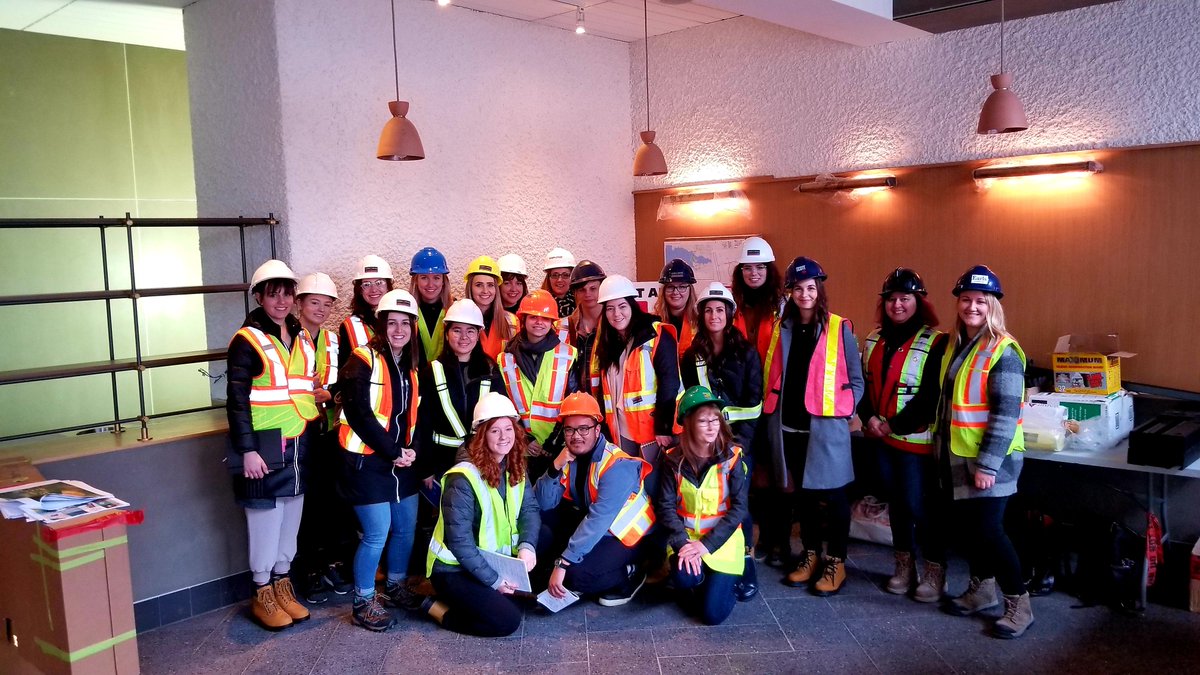 SummitBrookeCon's tweet image. Big welcome to the @WilsonDesignKPU Students who came to visit our @earlsrestaurant Ambleside site.  #onsitelearning #brightfutures