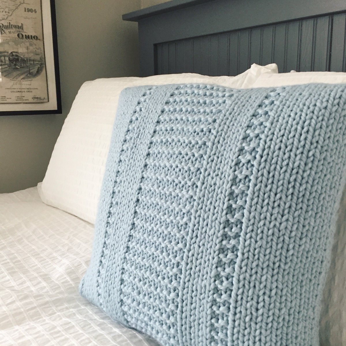 5410Studio's tweet image. The Parkway Pillow - it's easy to #knit w/@LionBrandYarn super bulky yarn. I love this 'Glacier' blue shade of Wool-Ease Thick &amp;amp; Quick! 💙
More about this pattern on my blog: bit.ly/PkwyPillow
#knitting #lionbrandyarn