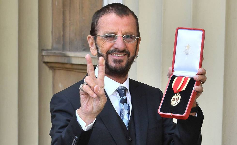 BangBolivia's tweet photo. ¡Con ustedes, Sir #RingoStarr! 🎖️🥁 El Príncipe William nombró al baterista de #TheBeatles "Caballero del Imperio Británico". Aseguró que es "un honor y un placer ser considerado y reconocido por su música y por su trabajo benéfico”, ya que ama ambas cosas. #BangOnLine https://t.co/2iY0R2mnQ2