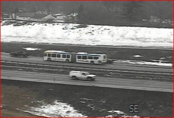 MSP_Traffic's tweet image. Articulating, say it with me, Ar-tic-u-lating..... An Articulating bus is broken down on NB35w at the end of the ramp from 280. A replacement bus is on the way to transfer all passengers. Say Bendy Bus and you get blocked.