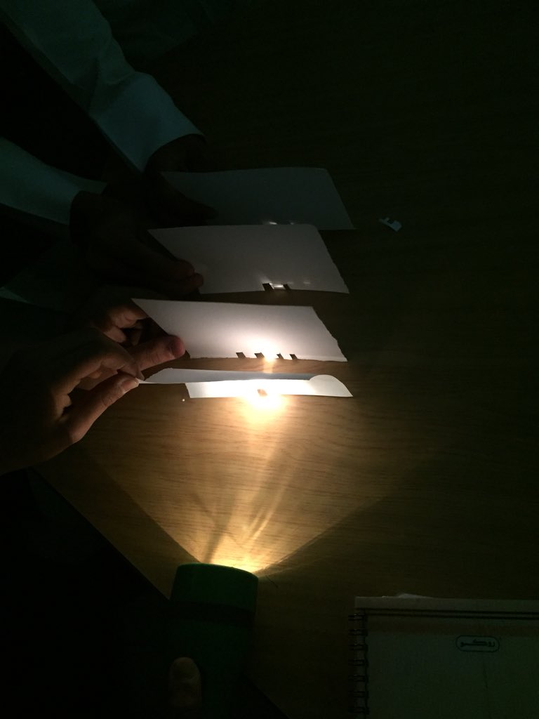 physcisman's tweet photo. #جرب_واخطئ_وتعلم #من_معملي 
الضوء يسير في خطوط مستقيمة وبامكانك الكشف عن مساره باستخدام بخاخ ملطف جو أو بودرة أطفال 😁 https://t.co/zTdw91t3fl