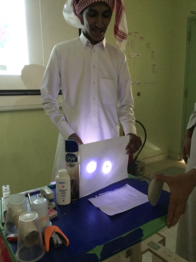 physcisman's tweet photo. #جرب_واخطئ_وتعلم #من_معملي 
الضوء يسير في خطوط مستقيمة وبامكانك الكشف عن مساره باستخدام بخاخ ملطف جو أو بودرة أطفال 😁 https://t.co/zTdw91t3fl