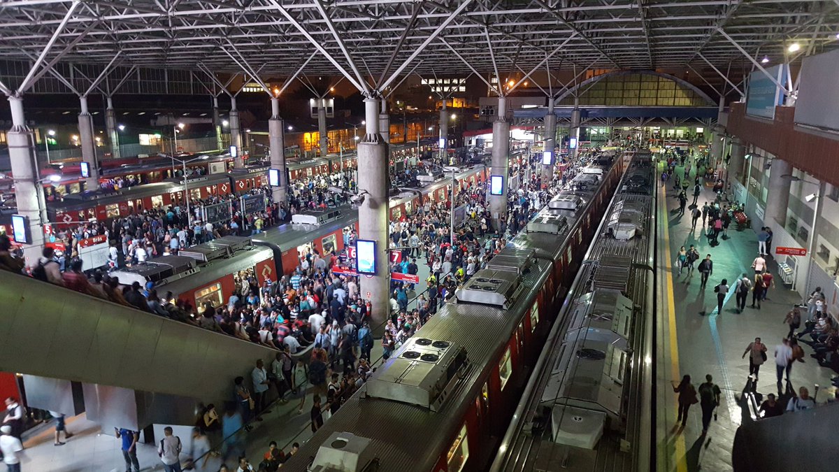 Estação Brás #CPTM caos total #ChuvaEmSp <a href="/CPTM_oficial/">CPTM</a> <a href="/cptmnoticiando/">CPTM Noticiando</a>