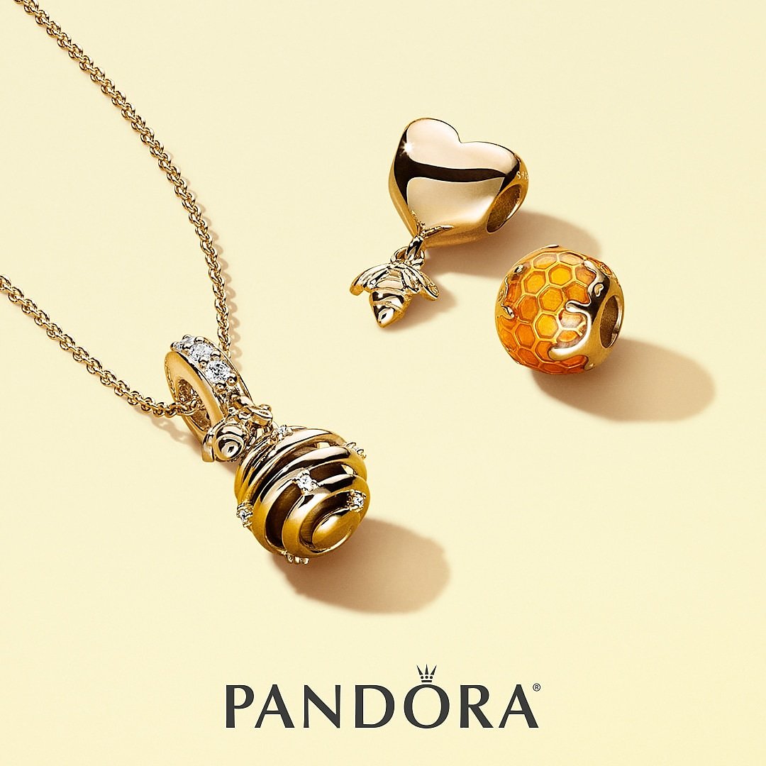 Let perforere Prelude PANDORA La Cantera on Twitter: "The stunning new Bee Mine jewelry in PANDORA  Shine is inspired by gold's rich honey color and geometric shapes of the  honeycomb. This 18K gold-plated sterling silver