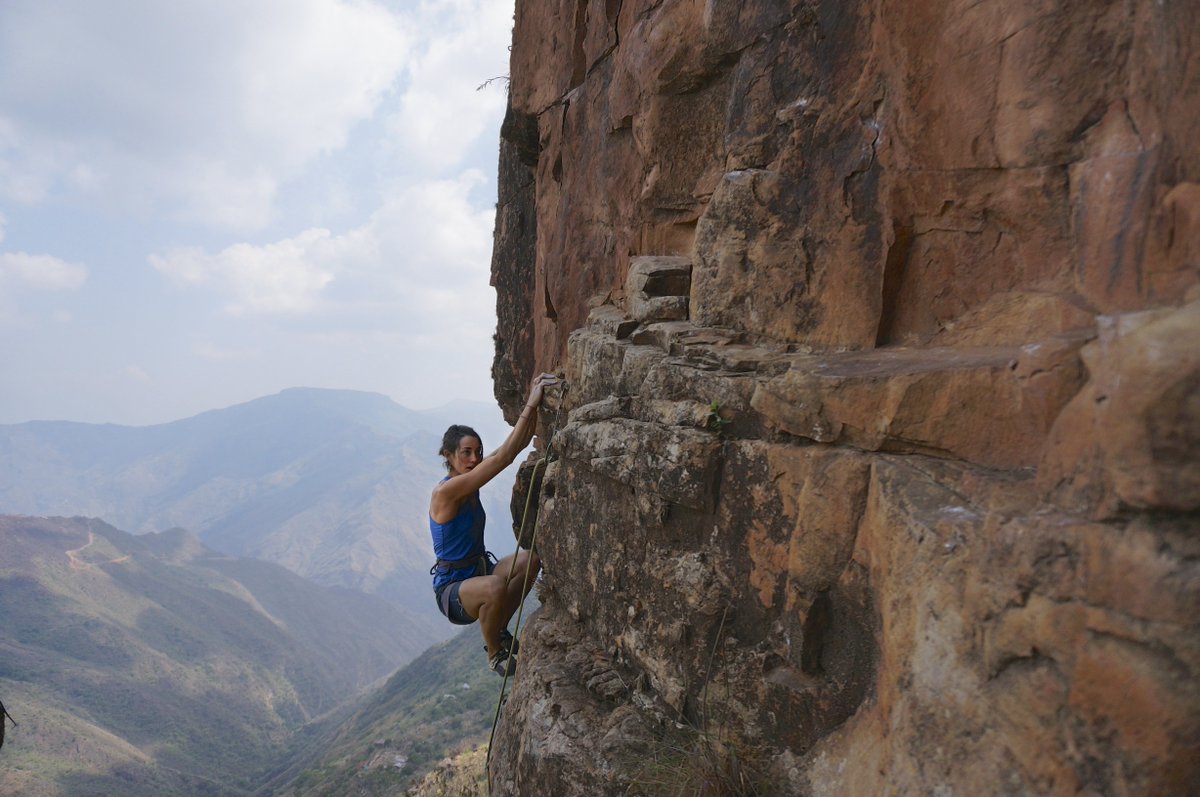 Don't forget to post your pics in honor of Women's Explorers Month. #WomenExplorersBrooksRangePhotoContest 
Miranda Oakley - Photo Cred: Beckett Honicker
Read more details here: brooks-range.blog/2018/03/08/wom…