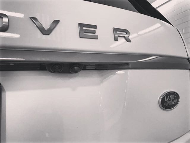 KingsCrossAuto's tweet image. Even the backup camera has it's own washer on the new #rangerover. ift.tt/2IBAFYR
