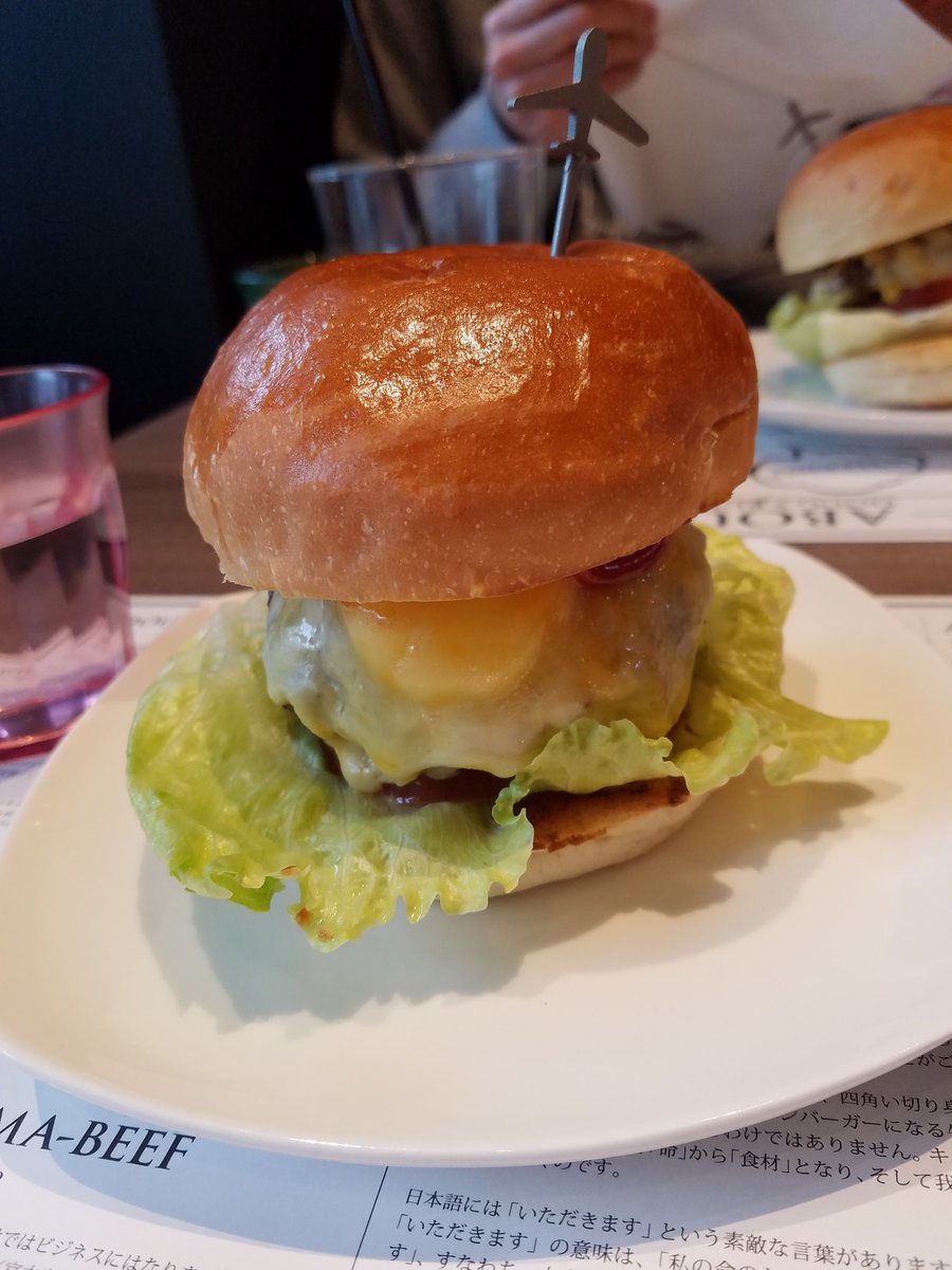 natsuyuki1114's tweet photo. ツナステーキバーガーからのダグズチーズバーガー❗
ジューシーでチーズがとろけるぅ❤
もうお腹いっぱい笑
#キュウソ広島
#DMUG'S BURGER https://t.co/C1Zf3TSZom