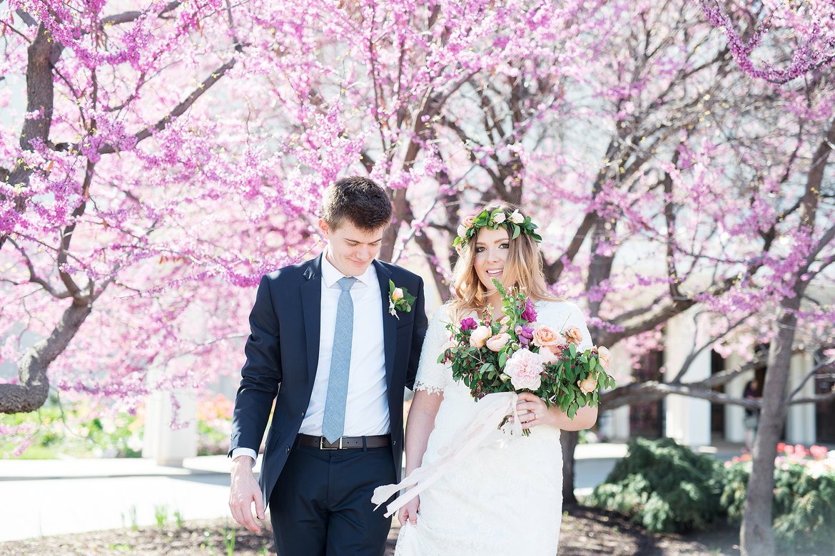 bridalguidemag's tweet photo. The pros and cons of each wedding season: https://t.co/kfk5nHLO3l https://t.co/jQwq4zg87W