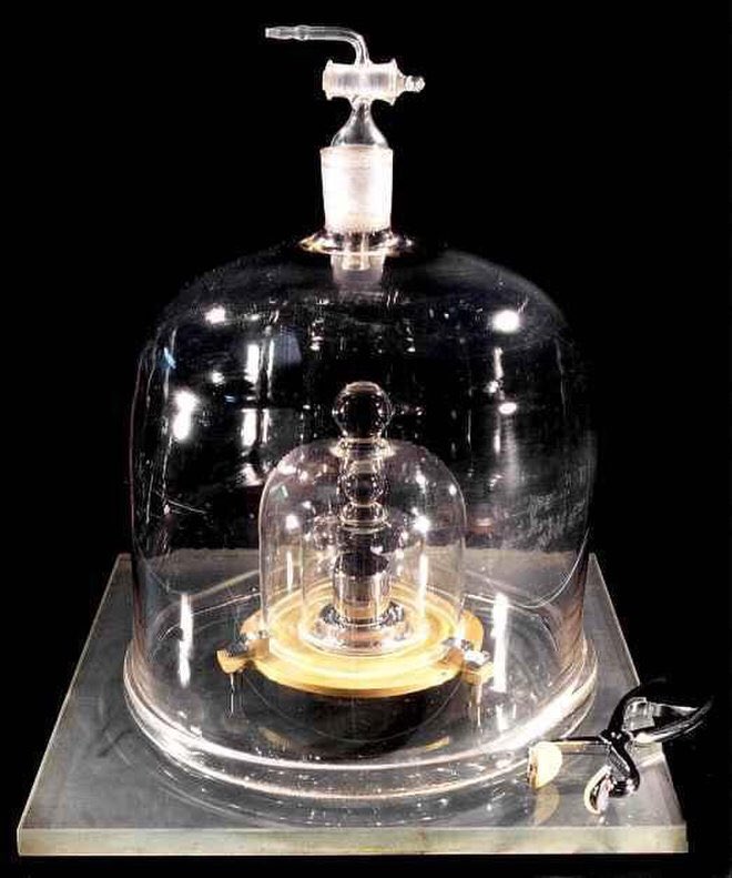 PaulIracane's tweet photo. I imagined the kilogram prototype a lot bigger than this #act #4dozen #3keys https://t.co/VkM9GTgvfV