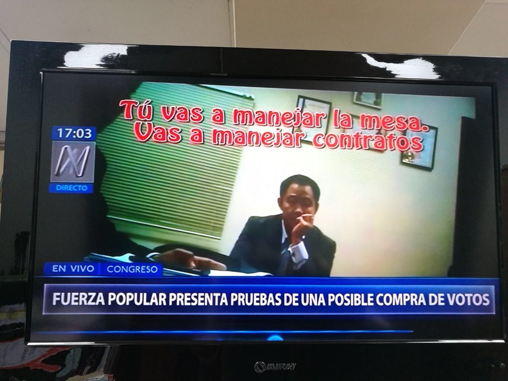 PCaterianoB's tweet image. El Kenyi-vídeo prueba que las distintas facciones del fujimorismo heredaron las prácticas de Alberto Fujimori y Vladimiro Montesinos, pero también muestra el estado de descomposición del gobierno y el @congresoperu . Triste y siniestra situación política.