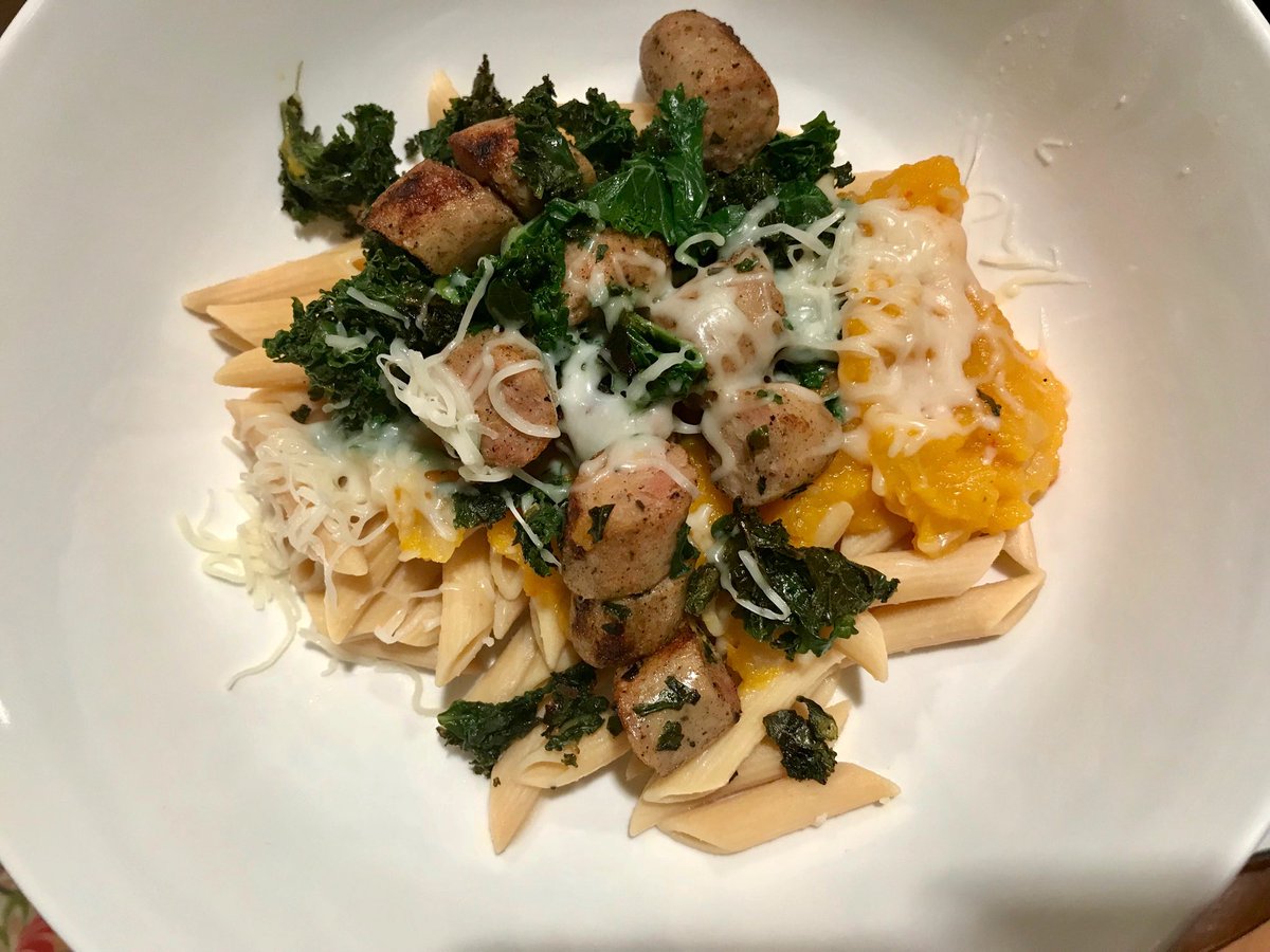 food2win's tweet photo. Chickpea pasta(25g protein/cup!)
Maple apple chicken sausage
Kale (from the family garden!)
Butternut squash sauce (thx mom!)
Mozzarella 
#Dinner #RespectUrBody #Yum https://t.co/ZmhIPyi5yy