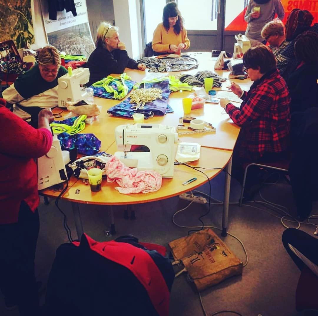 CollectifRandom's tweet image. [CHRONO(S) CITÉ] La team des couturières stanoises
RDV le 12 mai à #stains pour cette odyssée des espaces - artistique, citoyenne et festive - de 24h !
Avec le soutien de @PlaineCommune, de la @VilledeStains du département de la @seinesaintdenis et de la @CGET_gouv.