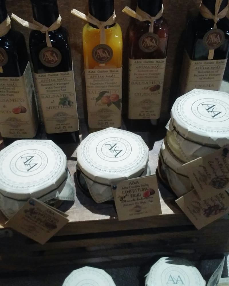 culinaryveg's tweet photo. @builtbybees vinegar & honey
So tasteful and aromatically delicious
@flavorofga with @thechefinpearls checking out these amazing artisans and their products
#culinaryveggout #thechefinpearls #bloggergirlz #bloggerstylelife #atlflbs #flavorofgeorgia #homegrown #georgiagrown https://t.co/buZvuV9rhq