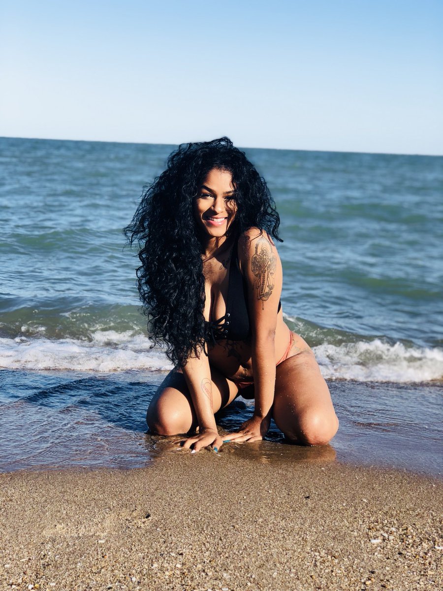 ThaHotMom's tweet photo. I heard it’s MILF season?👀🌞 https://t.co/SzhqpxWOKj