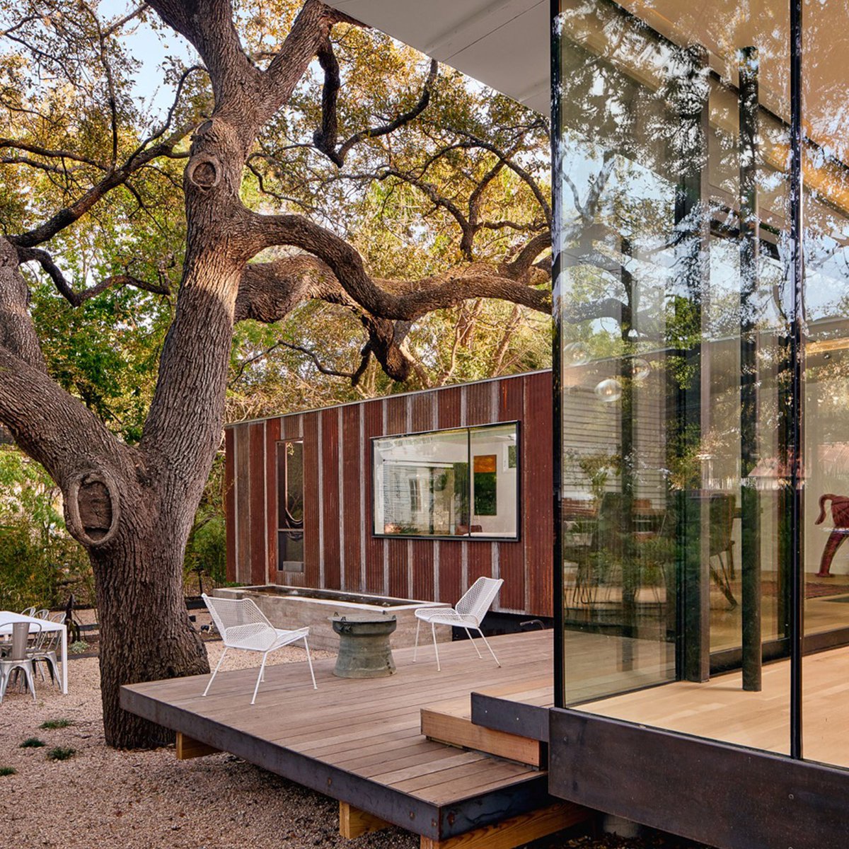 alloyhomes's tweet image. Nick Deaver enlarges 1930s cottage in Austin with glass and metal additions buff.ly/2FIco4L #cottage #austindesign #glassdesign