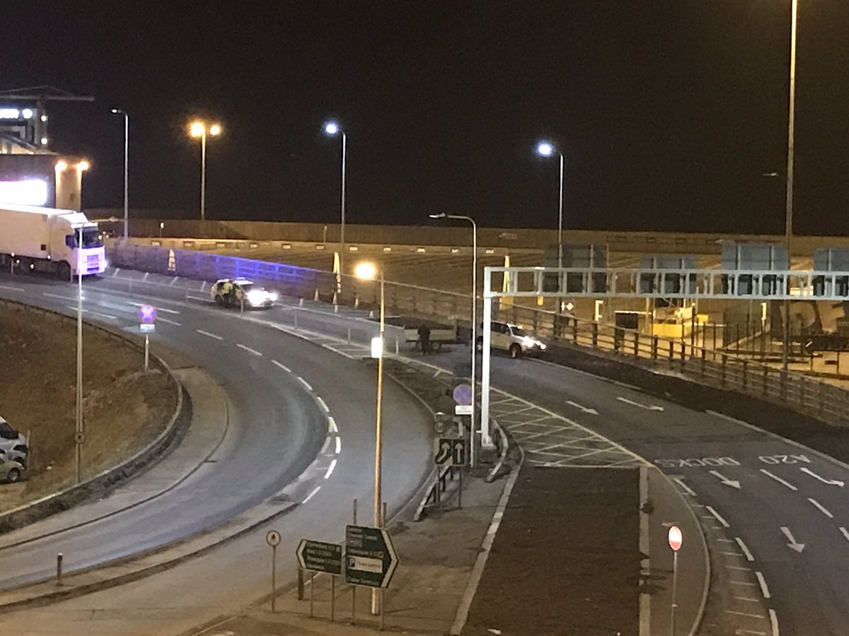 dover_rt's tweet image. Another inconsiderate driver has done a U Turn and got themselves stuck in the escape lane @Kent999s @Kent_999s Jubilee Way is currently blocked