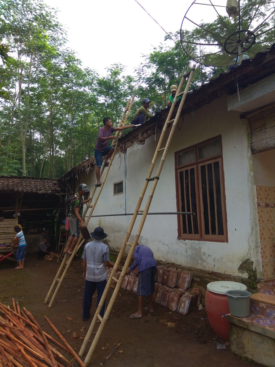 Murkahe12's tweet photo. Pagi-pagi berbaur dg masyarakat dalam rangka gotong royong, sangat terasa rasa kekeluargaanx, membangun Indonesia dr pinggiran. @jokowi @EkoSandjojo @arwani_p3md @tppindonesia @DewantoAndry @fourzanitongjay @DynsExcellency @EnnikYudhayanti @taufikmadjid71 @agusfathorrosi @jm_imro https://t.co/ztmFcMeUqX