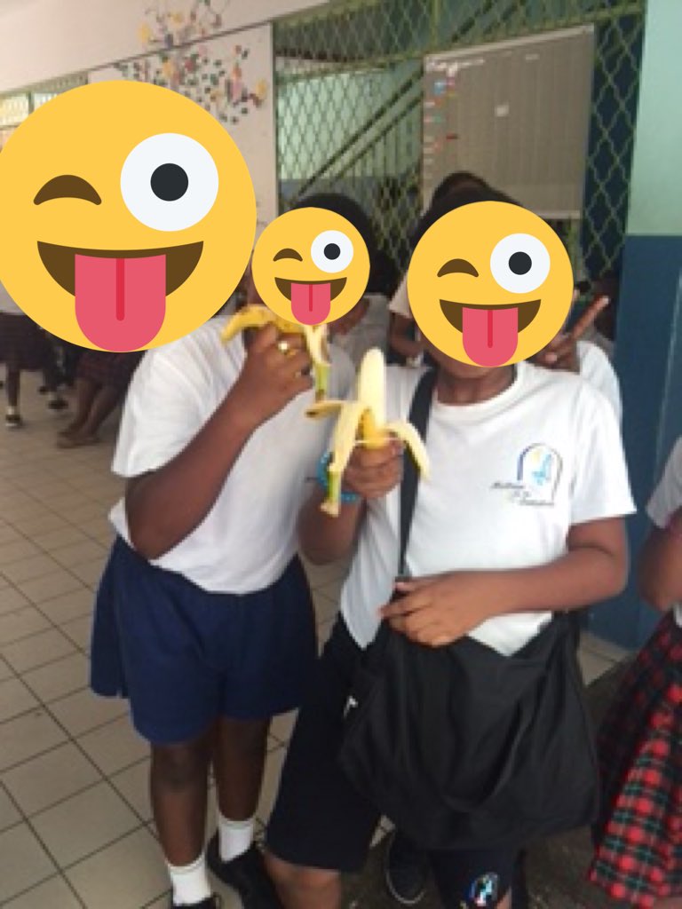 CM1CCM2C2's tweet photo. L’APEL offre des bananes dans le cadre de la semaine autour du sport pour le cœur https://t.co/kKaRAgh2FM