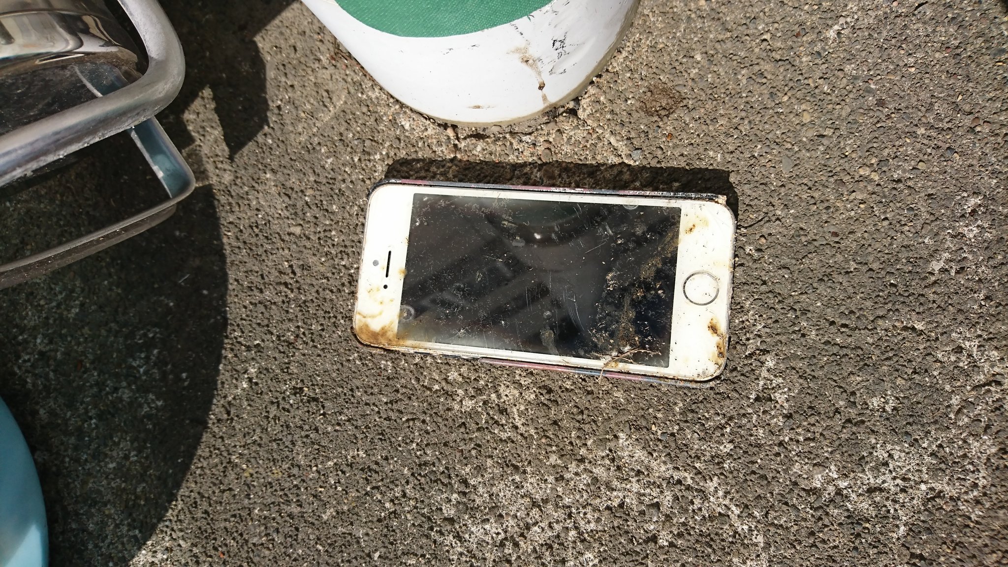 巨 در توییتر 職場 郊外のため田舎 のボットン便所 に事務員さんが落としたiphoneが汲み取りの際に回収された およそ１年間も暗く狭い闇の世界で孤独と戦ってきたiphone おかえりなさい と思った心から 倒置法で余韻を残す Iphone アップル トイレ 汲み取り