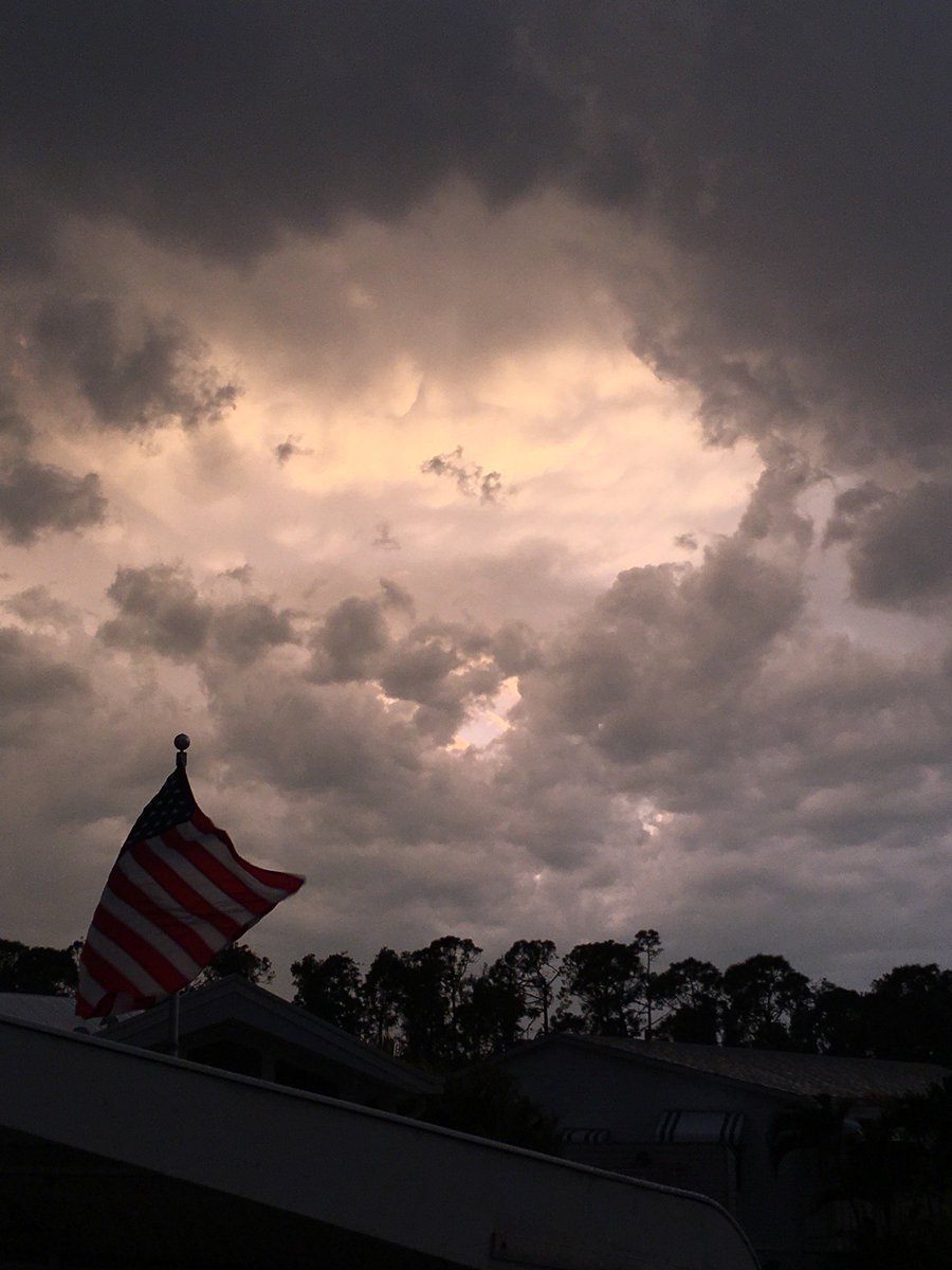 Darrell3842's tweet photo. Few thunder showers rolling through sunny SWF, well not so Sunny right now https://t.co/wxqeSqXXkA