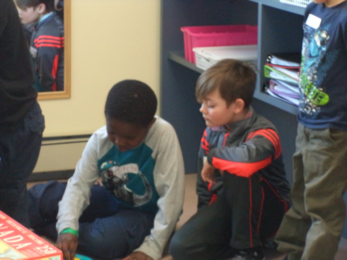 Belle journée internationale de la Francophonie célébrée avec l'école des Fondateurs à l'école St-Christophe et bien organisée par les jeunes de cette dernière. Nos jeunes ont partagé la chanson de la Francophonie. Tous ont participé à la grande murale de la francophonie.