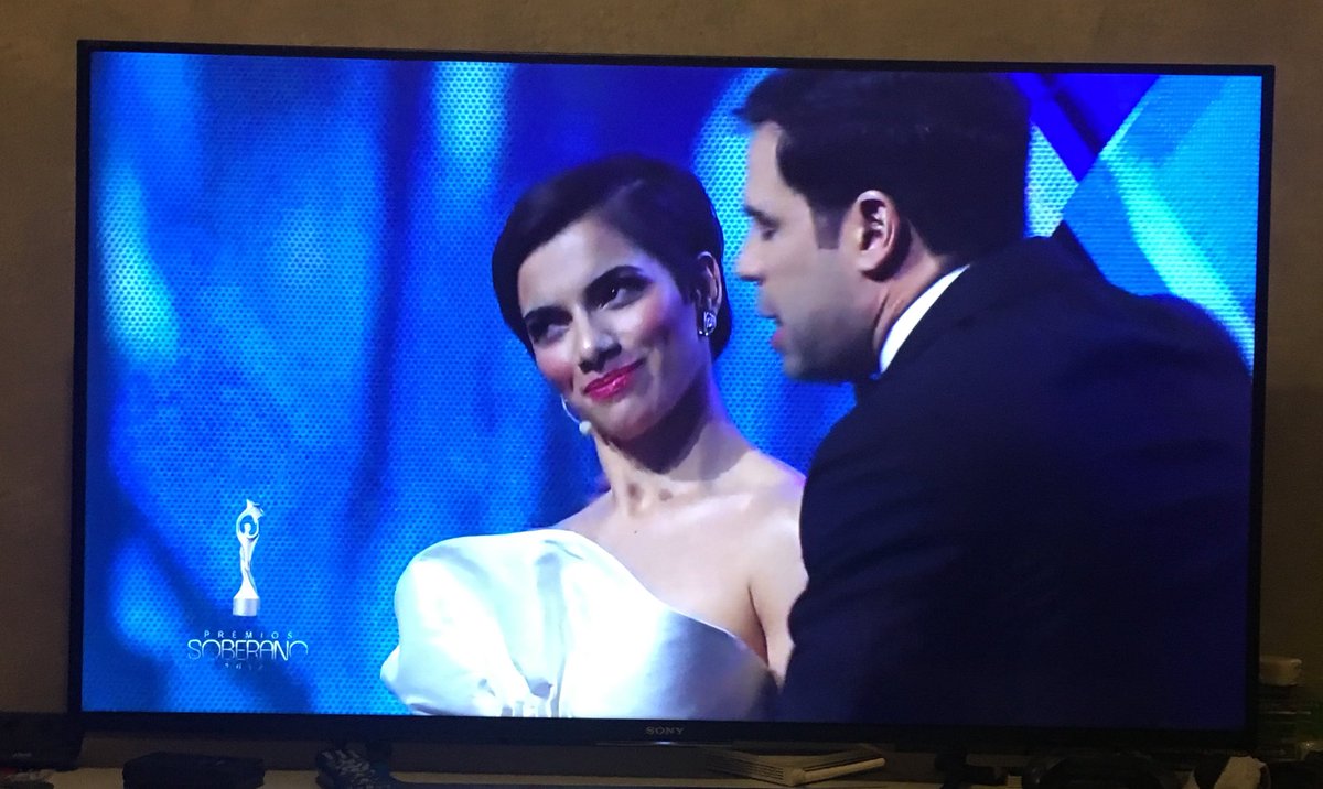 BettyCruzV's tweet photo. #PremiosSoberano2018 horrible ese vestido 🤦🏽‍♀️ https://t.co/xCQOWatIiO