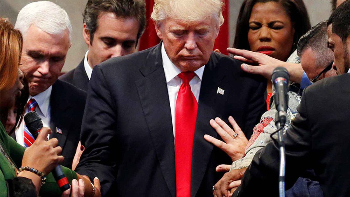 Graftacus's tweet photo. This #LayingOfHands pic speaks volumes! 
I hope the #EvangelicalChristians were summoning a #Miracle, because #ThoughtsAndPrayers aren’t going to cut it with this #Heathen #SOB
#Pence is all; #FatherForgiveThemForTheyDoNotKnowWhatTheyAreDoing
#Omarosa is like; I’m going to hell😔 https://t.co/1bTP7mt94s