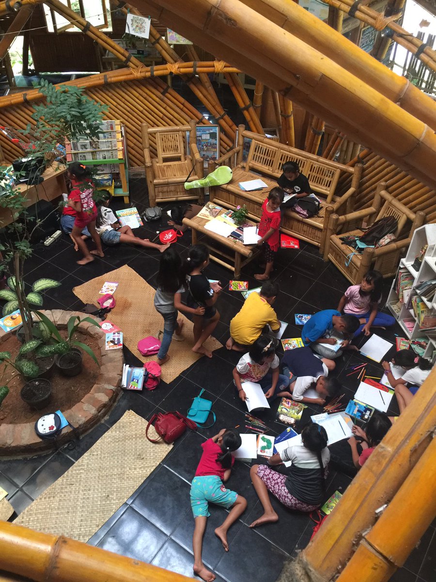 Keseruan #hellobooks di #dodohamosintuwu hari ini . Semua anak2 boleh gabung tiap Rabu pulang sekolah #projectsophia #anakposo