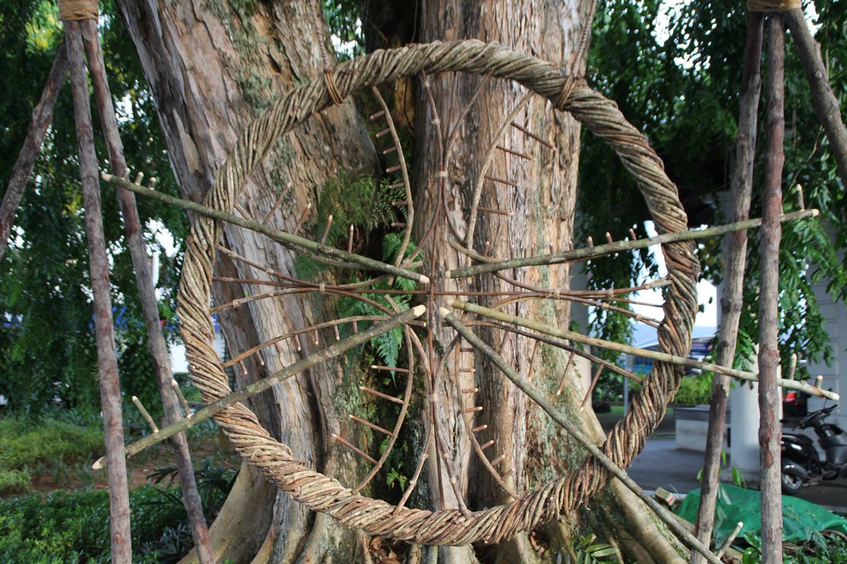 rffsarawak's tweet photo. Today is #InternationalDayofForests! Here's an #RFFlashback to when #SpencerByles created these magnificent artworks for #RainforestFringeFestival in #Kuching #Sarawak!πΏπ
#Borneo #art #culture #sculpture #nature #natureart #treeart #flashback #installation #festival #intricate https://t.co/cj2WKrqcSF