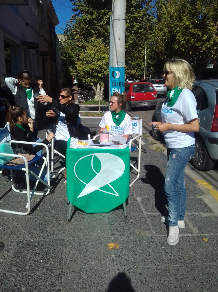 Bolivar_UC's tweet photo. Nos sumamos al pañuelazo organizado en el marco de la Campaña Nacional por el Derecho al Aborto Legal, Seguro y Gratuito.
Hoy estuvimos en el centro de la ciudad difundiendo folletería e información sobre el Proyecto de Ley IVE
#AbortoLegalYa
@MujeresNE_ 
@NEprovinciabsas https://t.co/x1yOvoZXsn
