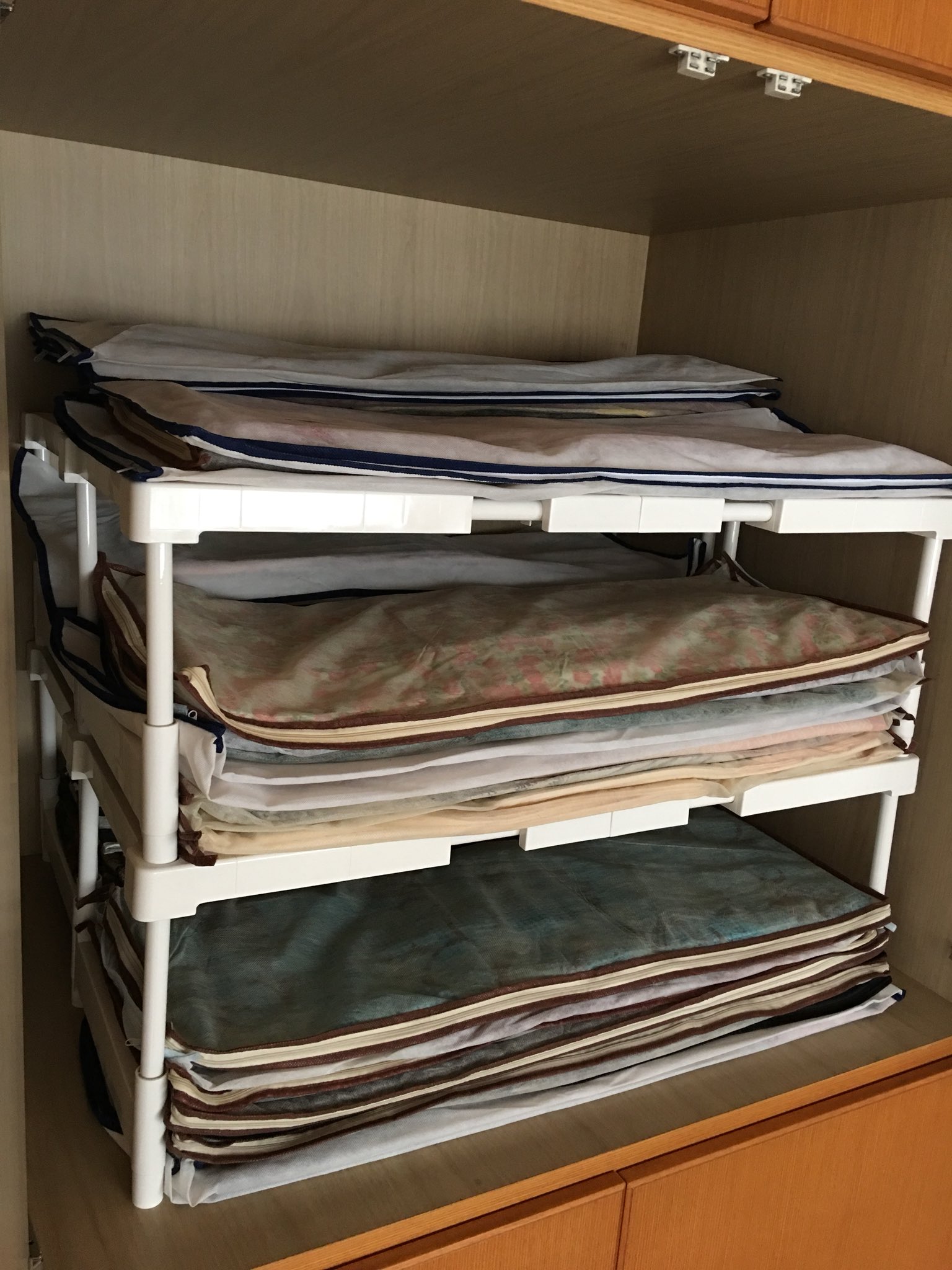 坂井希久子 on Twitter &quot;長着の収納、悩みましたがけっきょくニトリの押入れ整理棚にしてみました。積み重ねられるので、奥と手前に二段
