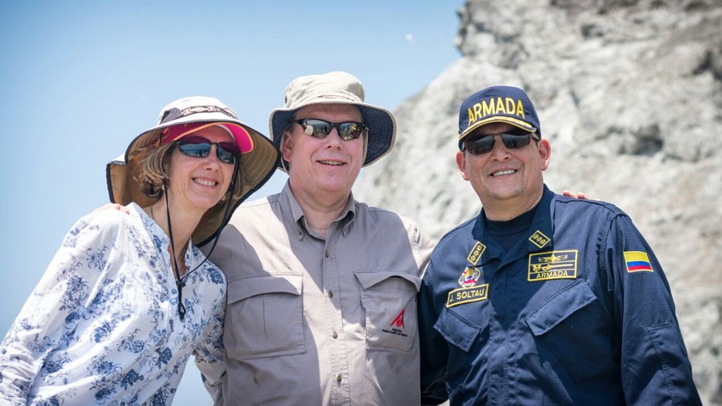 A bordo del buque #ARC7DeAgosto el Príncipe Alberto II de Mónaco se trasladó hasta el Santuario de Fauna y Flora #Malpelo, la franja de territorio insular más lejano del país en el #Pacífico, donde ejerce soberanía la @armadacolombia. Noticia completa: bit.ly/2GPCgJO
