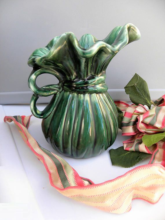 fieldsofvintage's tweet photo. Vintage #McCoy 2148 Pottery #GreenPitcher, #FlowerVase, #USAPottery Arts Crafts, #bungalowDecor https://t.co/u1jEPVyVt3 #ETSY https://t.co/zsW15c1rcI