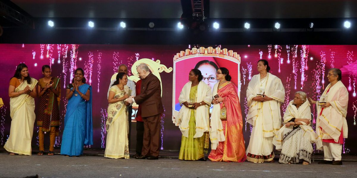 KeralaGovernor's tweet image. Presented the #WomanOfTheYearAward,  instituted by Asianet News Channel @NewsAsianet from among the sixth #SthreeShakthi Award winners to Ms.JyotiPrakash, whose success is in#OrganicFarming . The award is a well deserved salute to the  empowered women of Kerala.  @asianet