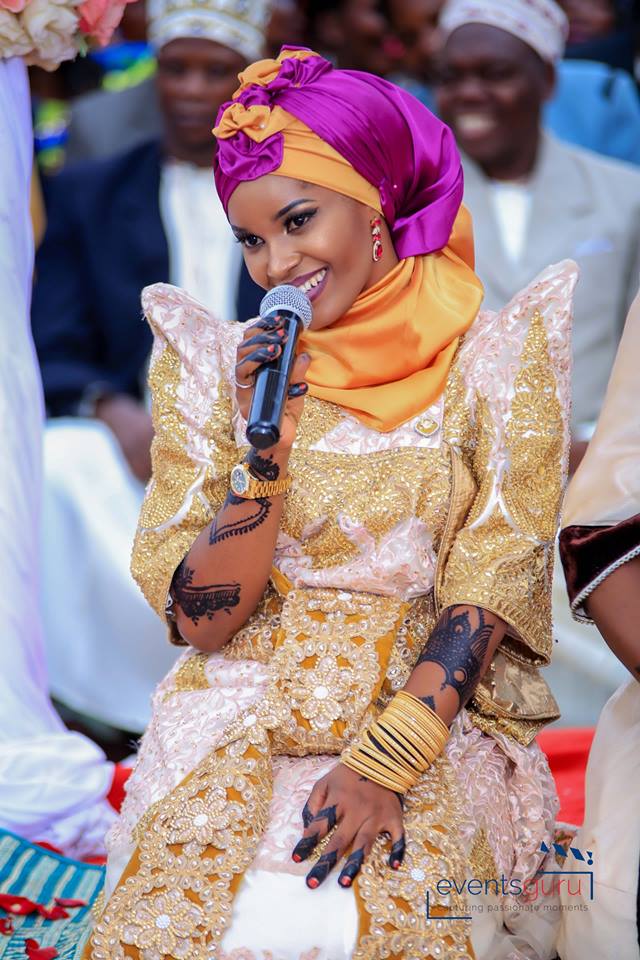 MikoloUg's tweet photo. Sophia's beauty was indescribable on the day of her introduction...wow!!!! #brides #mikolo #traditionalwedding #giveaway #bridestobe #gomesi #goldoutfit #bridalmakeup #makeup #hijab #Moslemwear #culturalwear #Africanweddings #customaryweddings #kwanjula

Photo by #EventsGuru https://t.co/iewXJpfdE1