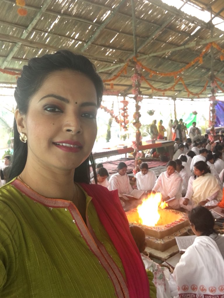 shwetajhaanchor's tweet photo. आध्यात्म की नगरी हरिद्वार से एक ही संदेश-
 ऊँ भूर्भुव: स्व: तत्सवितुर्वरेण्यं भर्गो देवस्य धीमहि।
धियो यो न: प्रचोदयात्। #WednesdayWisdom https://t.co/vRICcGIMSI