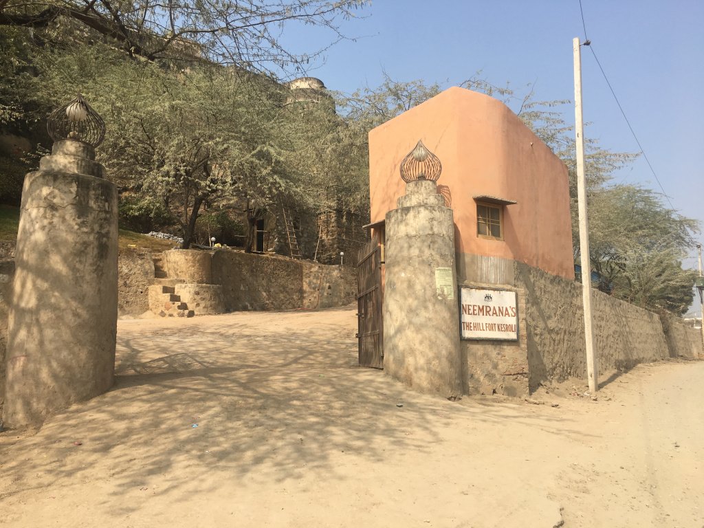 Neemrana Hill Fort travellersfoodboxx.wordpress.com/2018/03/21/nee…