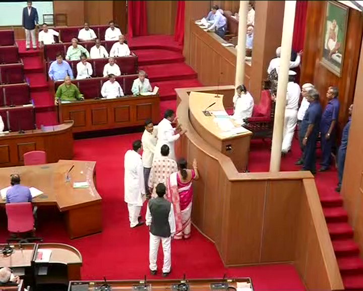 otvnews's tweet photo. #AssemblyUpdate: House again adjourned till 12:10 pm following protest by BJP members over arrest of party's ex-MLA Jaynarayan Mishra #BanabiraFiring #BudgetSesson #Odisha https://t.co/V4do7txqQN