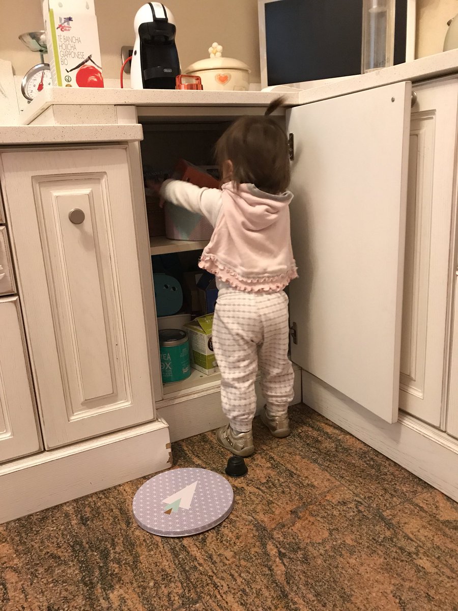 LizArrigoni's tweet photo. Mia figlia sveglia da un’ ora imprecisa (00.30). Con febbre 37 e qualcosa. Sorpresa a rovistare tra le cialde del caffè. Iniziamo bene la giornata direi... https://t.co/y7vTakKmtU